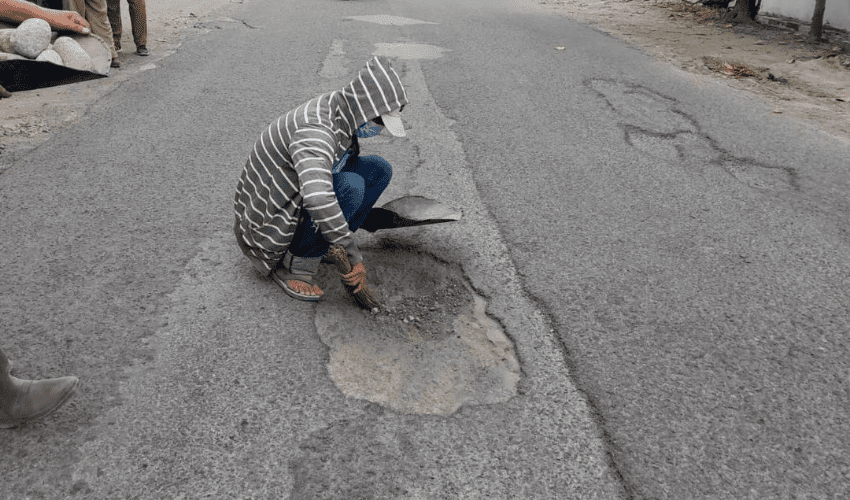 DPUTR Kota Cirebon Rutin Lakukan Pemeliharaan Jalan