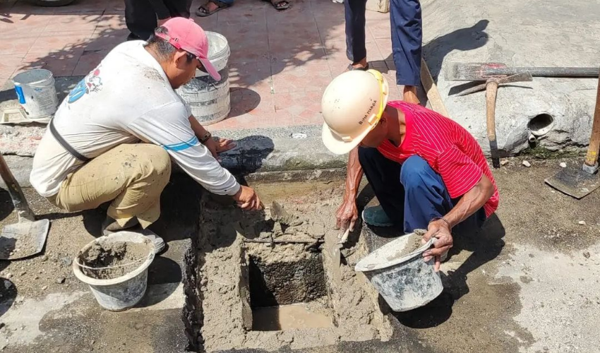 DPUTR Kota Cirebon lakukan perbaikan dan pemasangan kembali beton precast atau manhole.