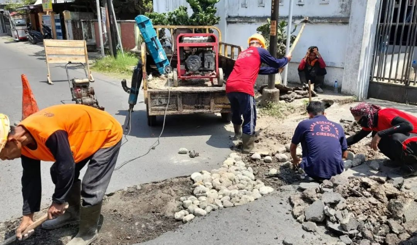 DPUTR Kota Cirebon melakukan pemeliharaan jalan