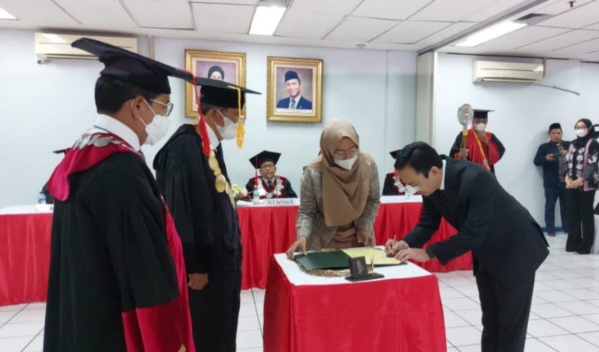 Kepala Bapenda Majalengka Raih Gelar Doktor Hukum