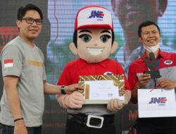 Kurir JNE Bandung Raih Penghargaan Pahlawan Transportasi 