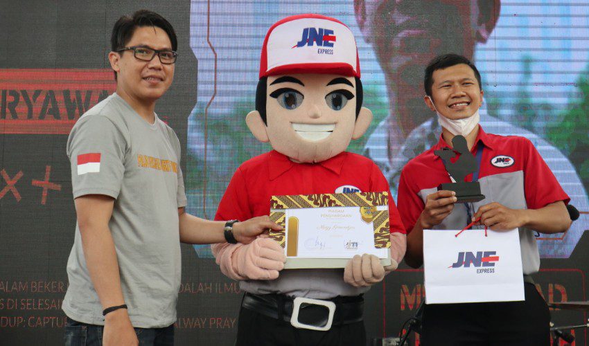 Kurir JNE Bandung Raih Penghargaan Pahlawan Transportasi 