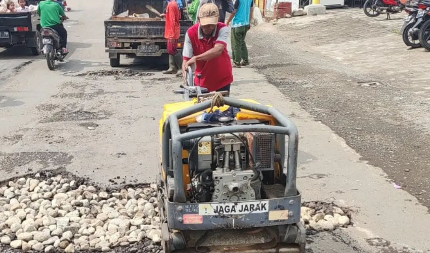 emeliharaan jalan DPUTR Kota Cirebon