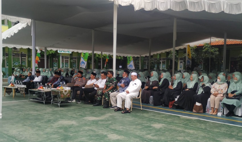 Peringatan maulid Nabi Muhammad SAW oleh SD Islam Al-Azhar 3 Cirebon bersama SMP Islam Al-Azhar 5 Cirebon.