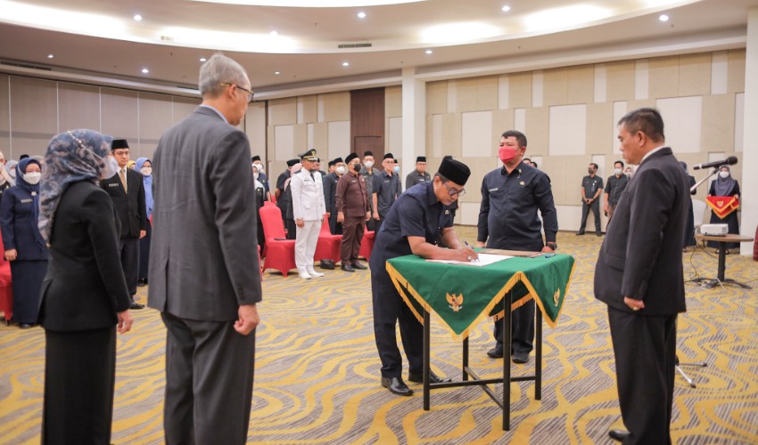 Wali Kota Cirebon Lantik Pejabat Eselon dan Kepala Sekolah