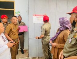 Satpol PP Indramayu Segel Dua Gedung yang Tak Berizin