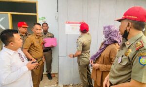 Satpol PP Indramayu Segel Dua Gedung yang Tak Berizin