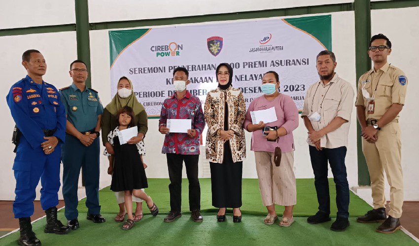 Wabup Serahkan Tiga Ribu Asuransi Nelayan Cirebon Power