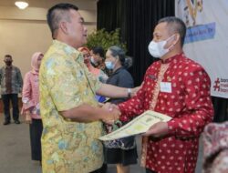 Wali Kota Cirebon Beri Penghargaan kepada 56 PNS Masa Purnabakti