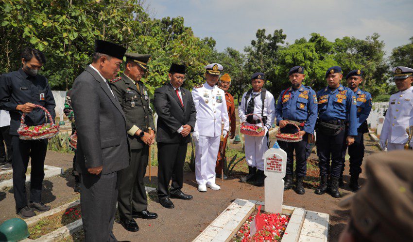 Wali Kota Cirebon Ziarah ke Makam Pahlawan