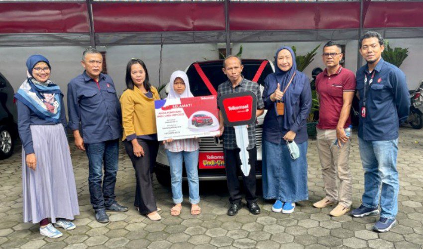 Warga Tasikmalaya Dapat Hadiah Mobil dari Telkomsel