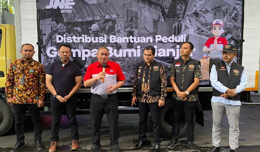 JNE Serahkan 3,2 Ton Bantuan ke Pemerintah Kabupaten Cianjur