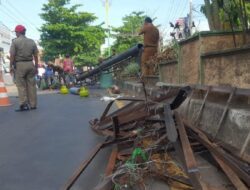 Tak Berizin, Ratusan Reklame di Indramayu Ditertibkan