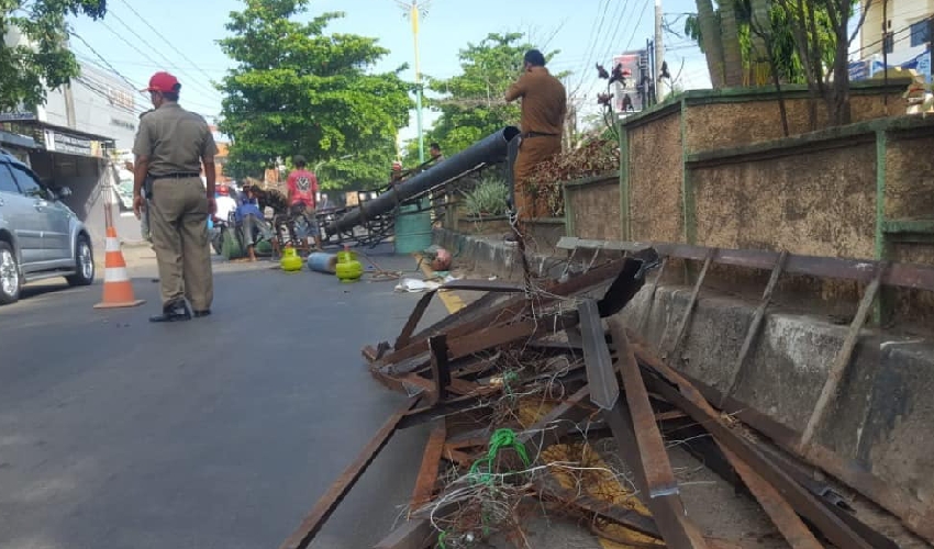 Tak Berizin, Ratusan Reklame di Indramayu Ditertibkan