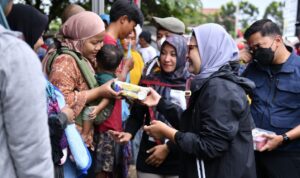Bupati Indramayu Kunjungi Warga yang Terdampak Banjir Rob