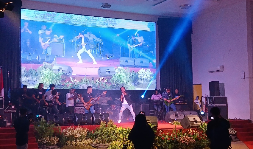 Charly Van Houten Meriahkan Puncak Dies Natalis UGJ