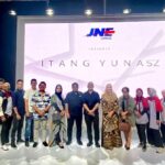 JNE Berkolaborasi dengan Perancang Busana Itang Yunasz