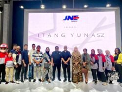 JNE Kolaborasi dengan Perancang Busana Itang Yunasz
