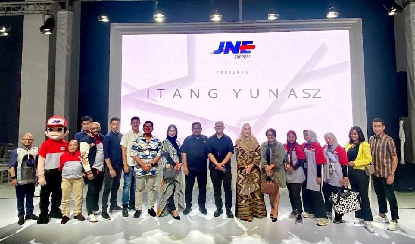 JNE Berkolaborasi dengan Perancang Busana Itang Yunasz