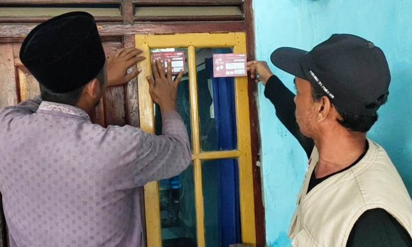 Panwascam Jatiwangi Temukan Puluhan Stiker Coklit yang Diduga Palsu