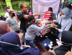 Ratusan Warga Antre Belanja di Pasar Pangan Murah