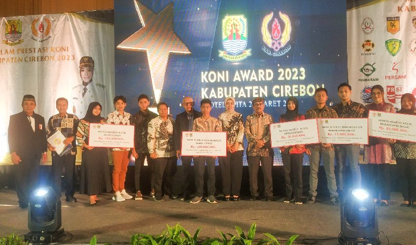 Pemkab Cirebon Serahkan Bonus Peraih Medali Porprov Jawa Barat 2022