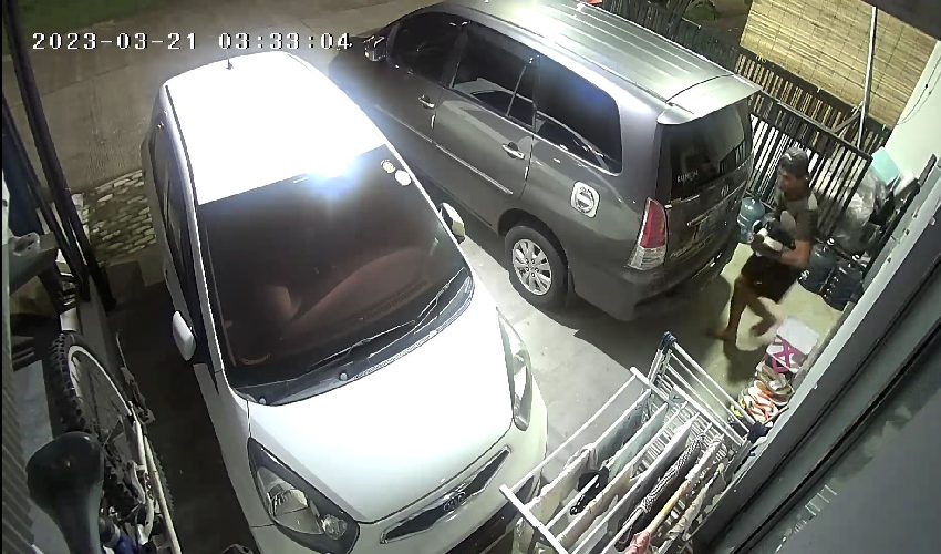 Pencuri Terekam Kamera CCTV Saat Beraksi di Mund