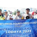 Sosialisasi Operasi Keselamatan Lodaya, Satlantas Polres Cirebon Kota Bagikan Helm