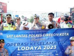 Sosialisasi Operasi Keselamatan Lodaya, Satlantas Polres Cirebon Kota Bagikan Helm