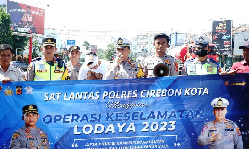 Sosialisasi Operasi Keselamatan Lodaya, Satlantas Polres Cirebon Kota Bagikan Helm