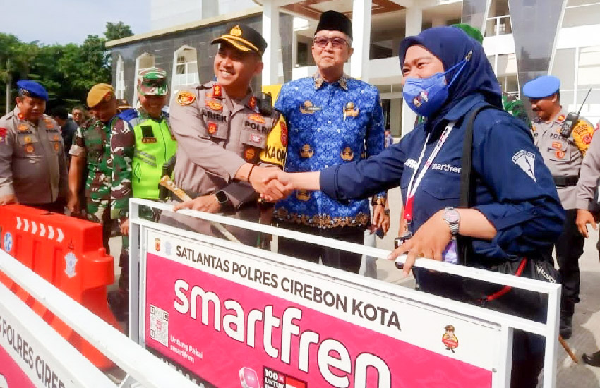 Smartfren Beri Bantuan Ratusan Pembatas Jalan di Jawa Barat