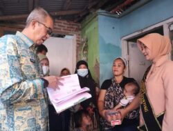 Sekda Kota Cirebon Serahkan Makanan Tambahan untuk Anak Stunting