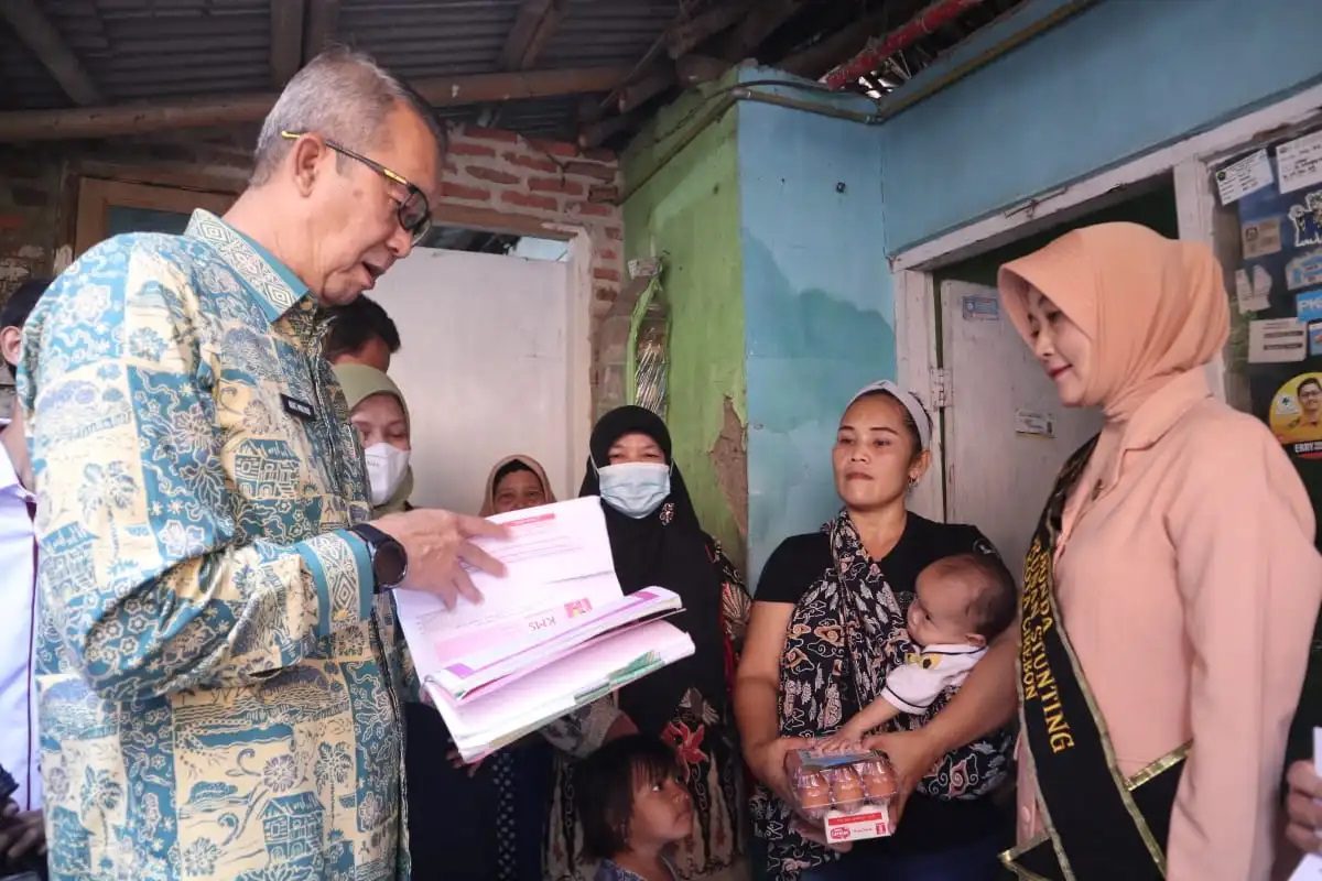 Sekda Kota Cirebon Serahkan Makanan Tambahan untuk Anak Stunting
