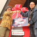 Pelanggan Setia Asal Tangerang Dapat Wuling Air EV dari Telkomsel