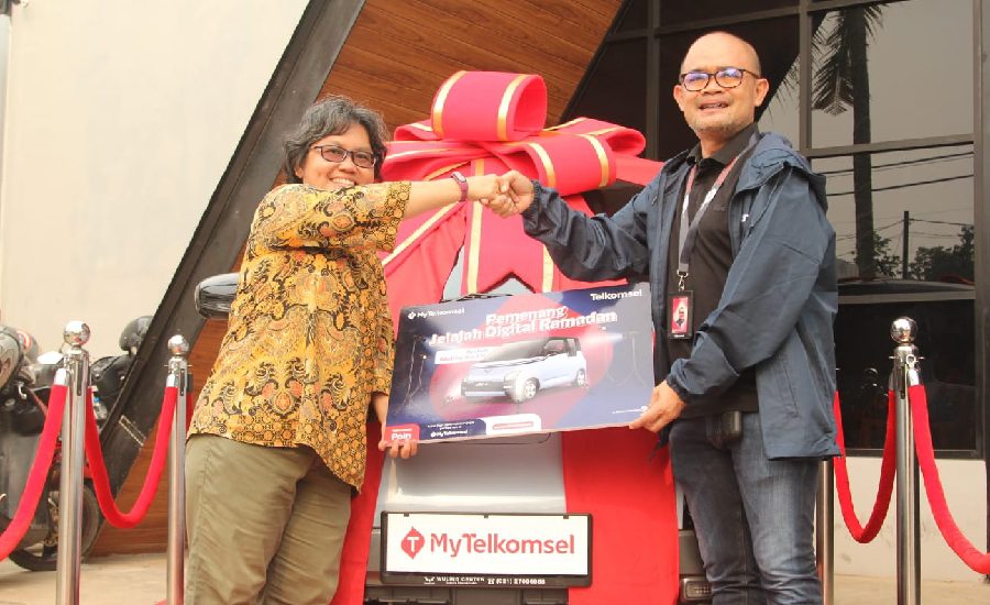 Pelanggan Setia Asal Tangerang Dapat Wuling Air EV dari Telkomsel