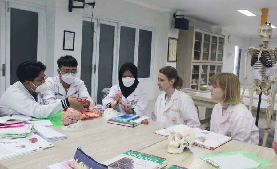 UGJ Terima Dua Mahasiswa Asal Belanda melalui Program Student Exchange