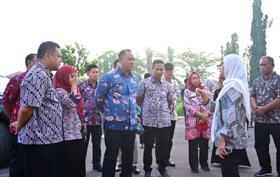 Kunjungi Sport Centre Indramayu, Bupati Nina akan Tata Ulang PKL