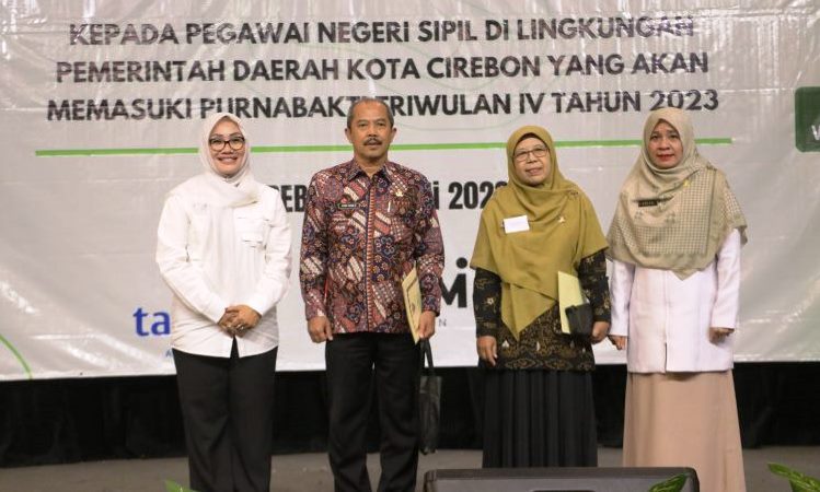 Pemkot Cirebon Beri Penghargaan kepada 35 ASN yang Pensiun