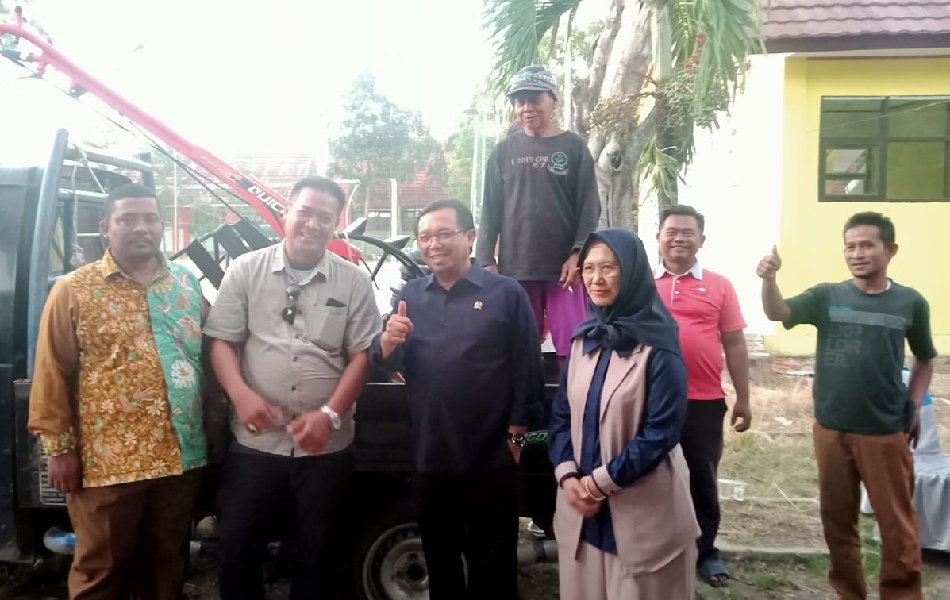 Reses di Guwa Lor, Herman Khaeron Bagikan 17 Traktor