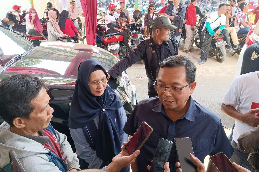 Herman Khaeron Bantu Renovasi Masjid di Cipeujeuh Kulon