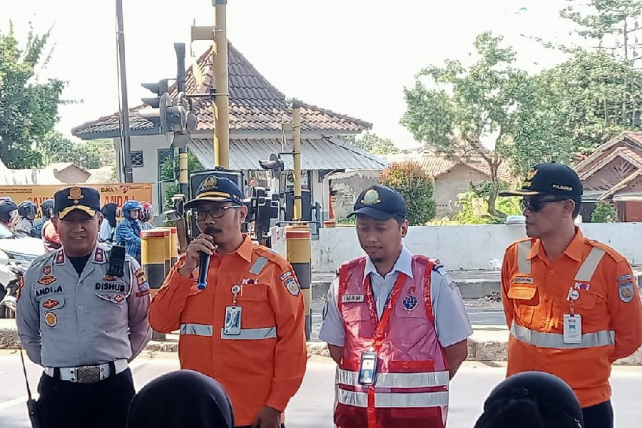 KAI Cirebon Sosialisasi Disiplin Berlalu Lintas di 14 Perlintasan Sebidang