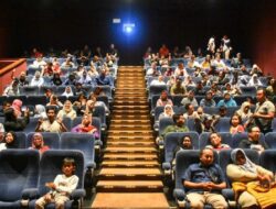 Herman Khaeron Nonton Film Bareng Wartawan di Bioskop