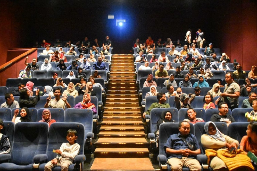 Herman Khaeron Nonton Film Bareng Wartawan di Bioskop