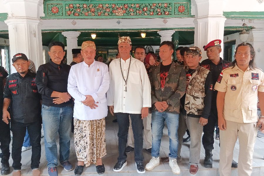 Ketua Umum GRIB Hercules Kunjungi Keraton Kasepuhan