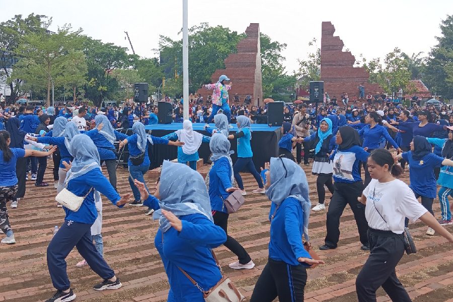 Ratusan Warga Ikuti Senam Aerobik Rinna Suryanti