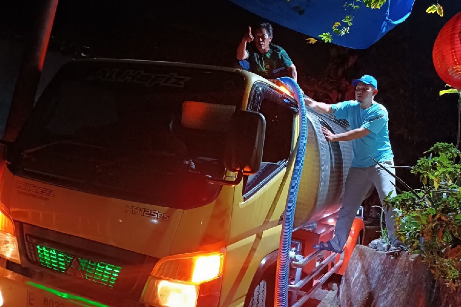 Asep Sholeh Bagikan 10 Ribu Liter Air Bersih