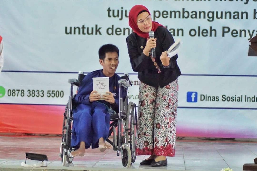 Hari Disabilitas Internasional, Bupati Indramayu Beri Alat Bantu hingga Kursi Roda