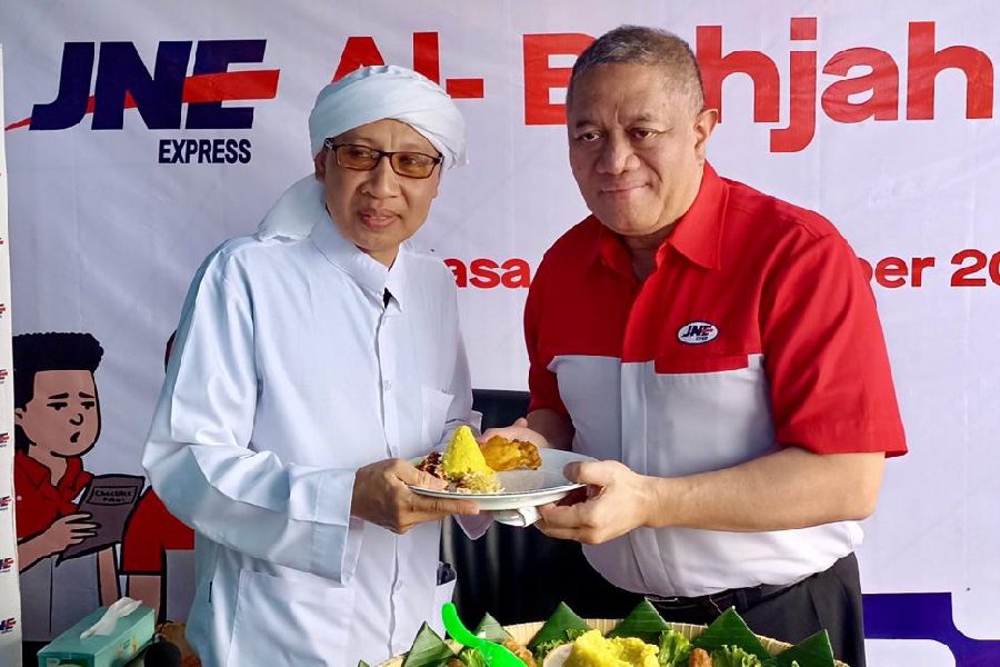 JNE Al-Bahjah Pusat Cirebon Kembangkan Potensi Santri dan Warga