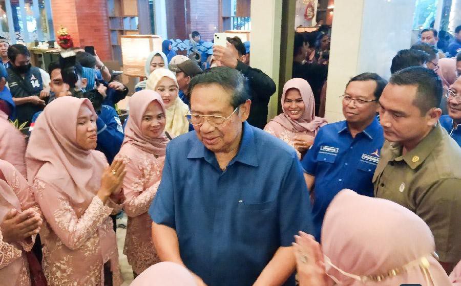 Kader Demokrat Antusias Sambut Kedatangan SBY di Cirebon