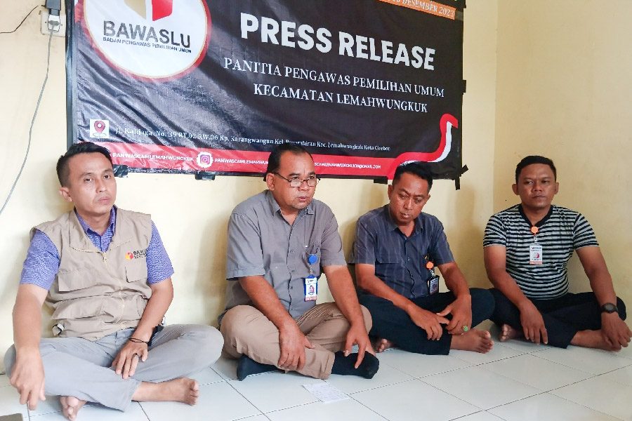 Panwascam Lemahwungkuk Lakukan Pengawasan Logistik Pemilu 2024